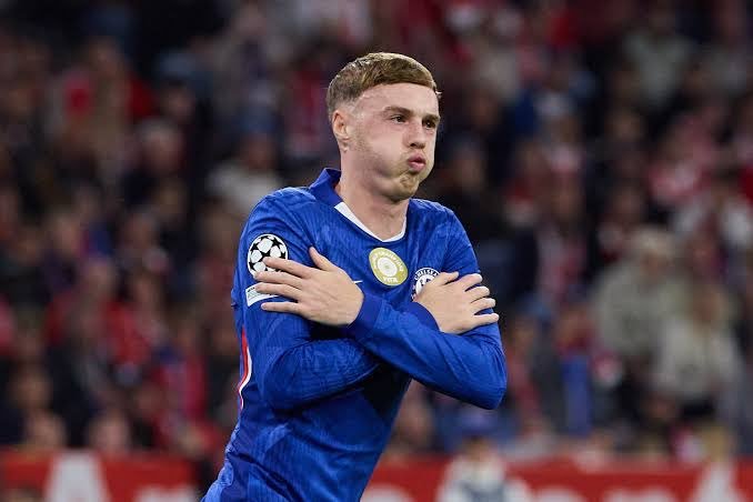 Palmer fractures toe by stubbing it on door