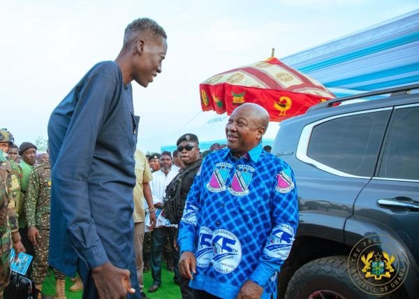 President Mahama meets Ghana's tallest man at Ghanasco@65