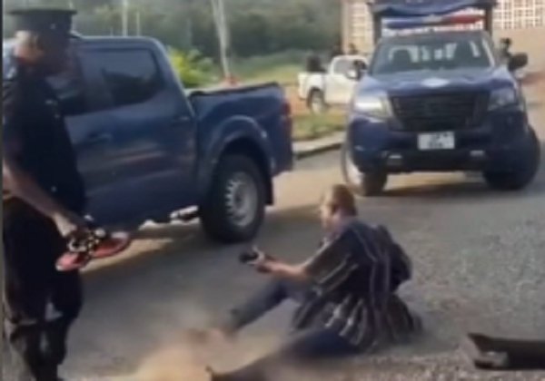 Watch as Kwahumanhene sits on the ground, daring police to arrest him