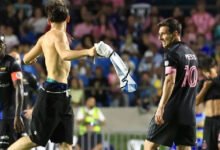 Messi tackled by pitch invader in Inter Miami game
