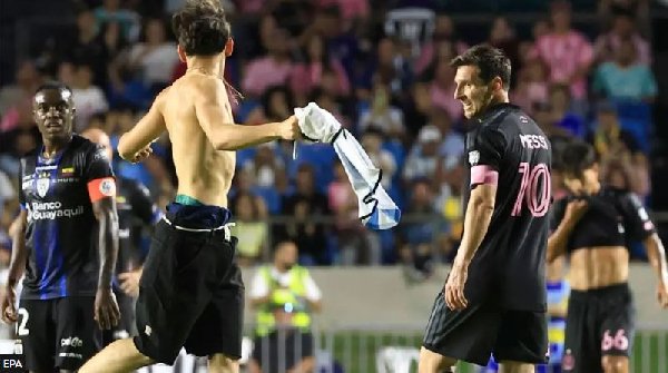 Messi tackled by pitch invader in Inter Miami game